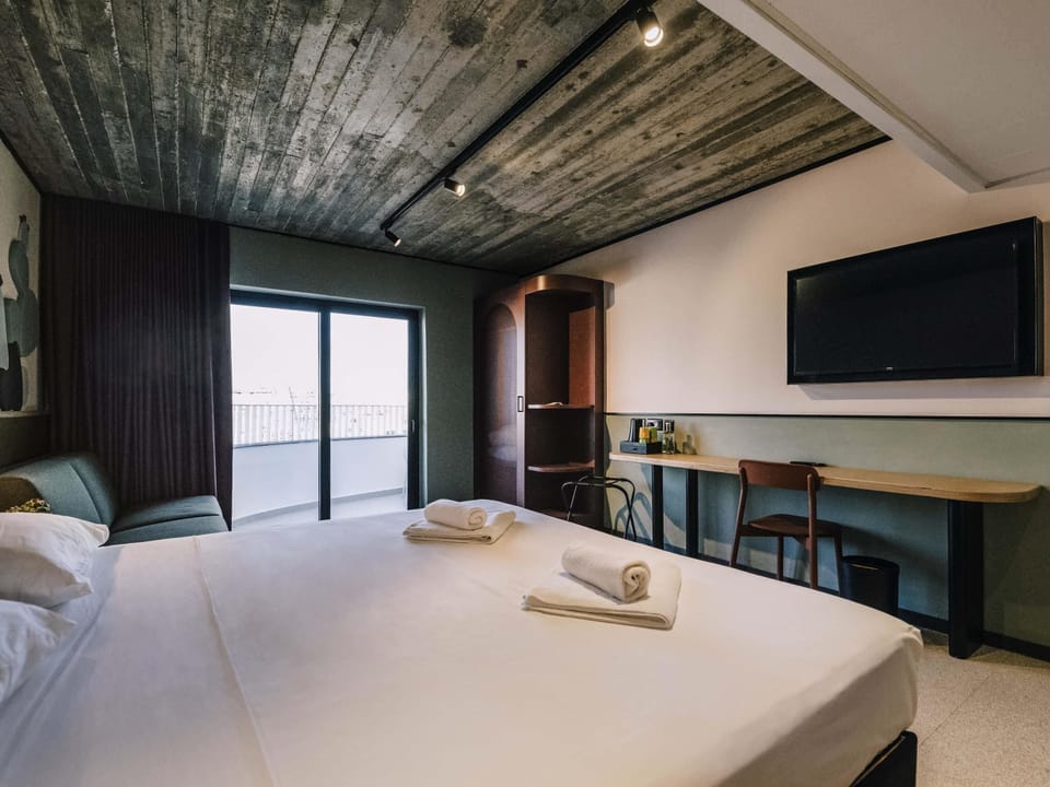 Superior Room, City View | Premium bedding, in-room safe, blackout drapes, soundproofing
