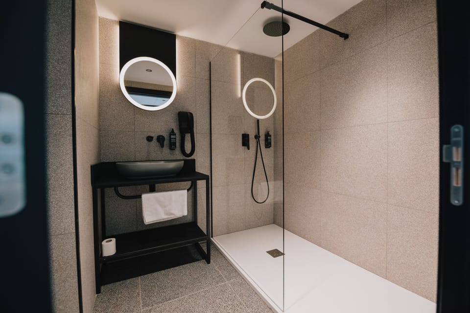 Superior Room, Sea View | Bathroom | Rainfall showerhead, eco-friendly toiletries, hair dryer, towels