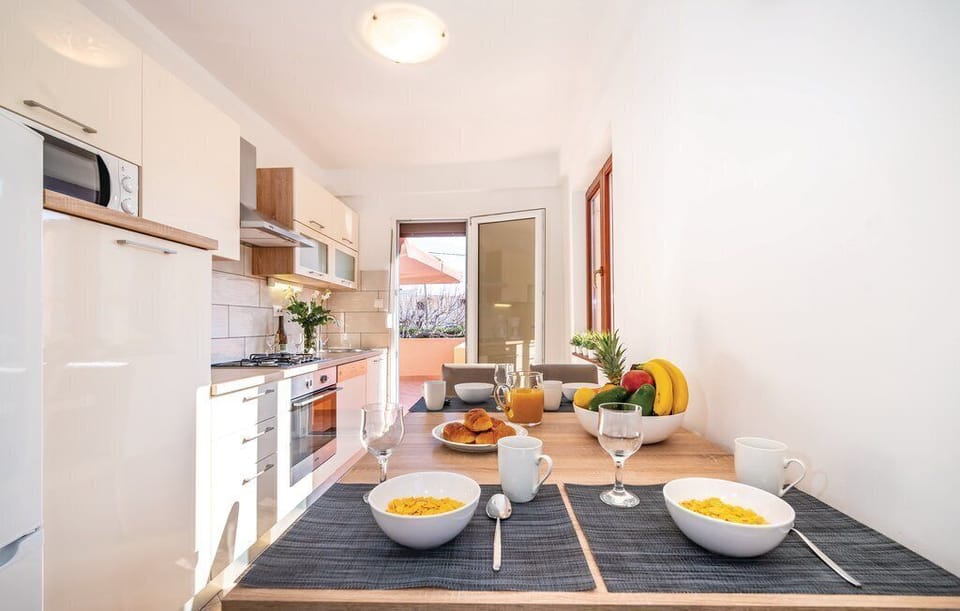 Family House, 2 Bedrooms, Terrace | Private kitchen | Fridge, microwave, oven, stovetop