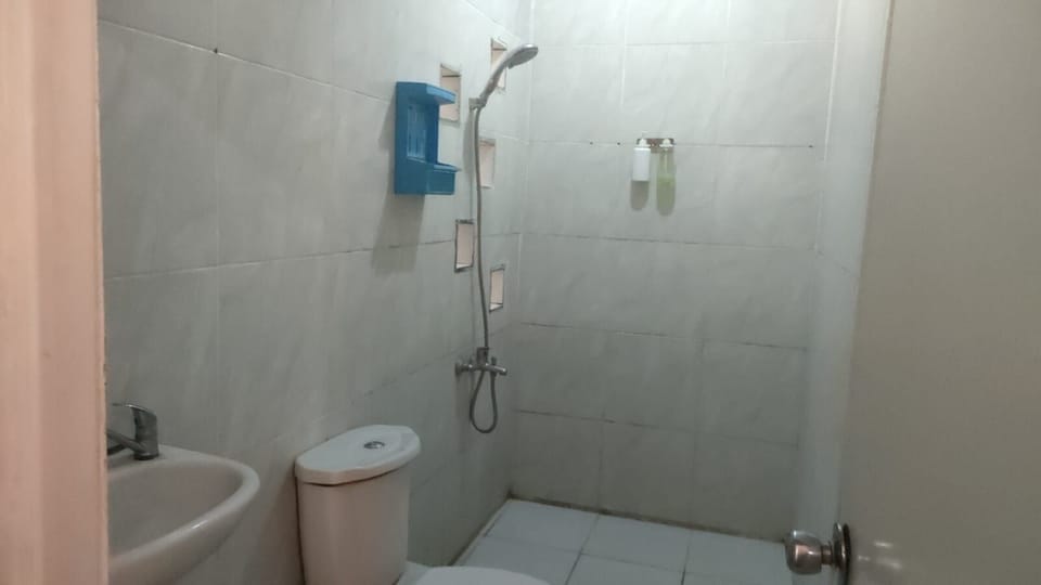Family Room | Bathroom | Shower, towels