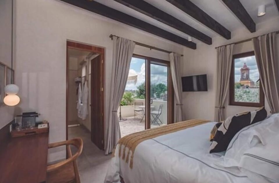Presidential Studio Suite | Hypo-allergenic bedding, minibar, desk, laptop workspace