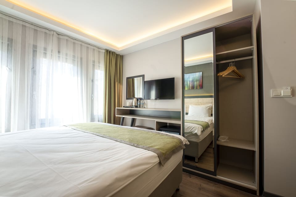 Standard Room, 1 King Bed | In-room safe, laptop workspace, blackout drapes, soundproofing