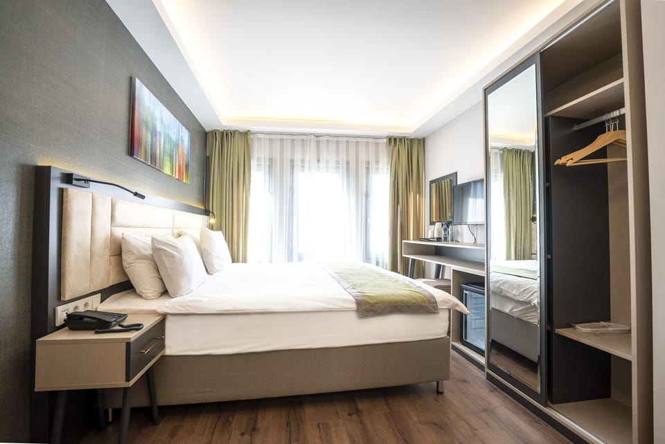 Standard Room, 1 King Bed | In-room safe, laptop workspace, blackout drapes, soundproofing