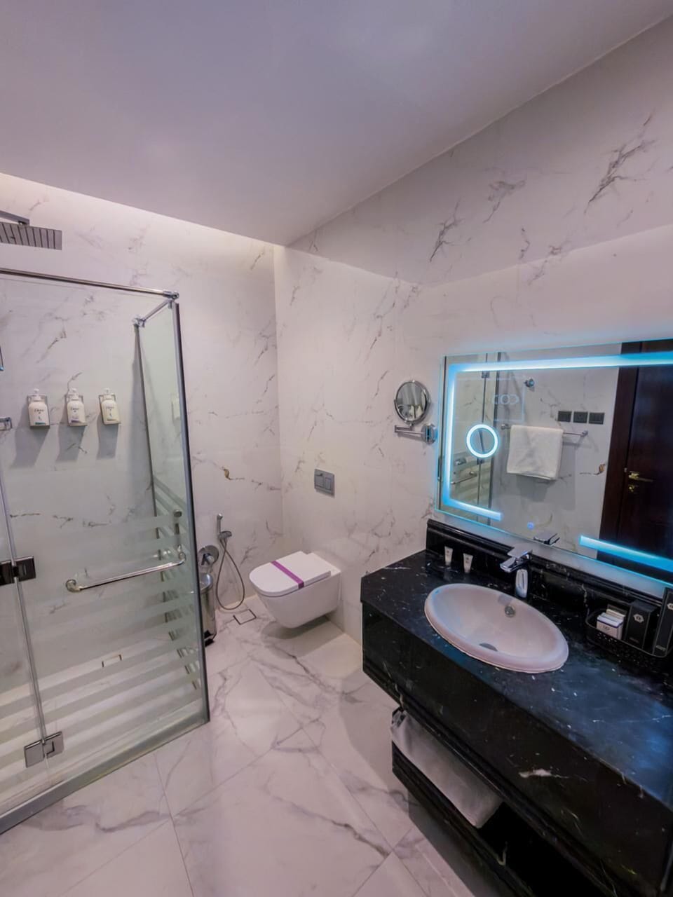 Shower, rainfall showerhead, free toiletries, hair dryer