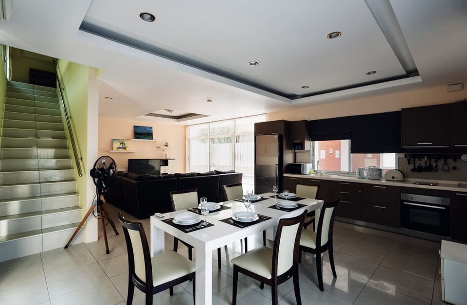 Family Villa | Private kitchen | Full-size fridge, microwave, oven, stovetop