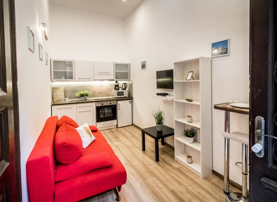 Junior Apartment | Living area | 32-inch LED TV with digital channels, TV