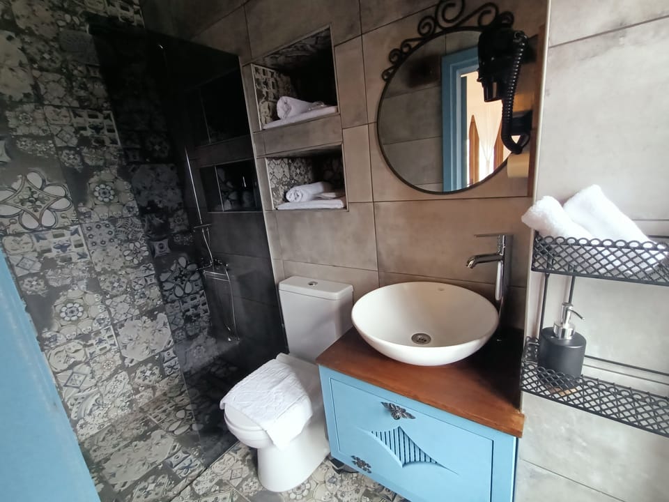 Design Triple Room, Sea View | Bathroom | Shower, rainfall showerhead, hair dryer, bathrobes