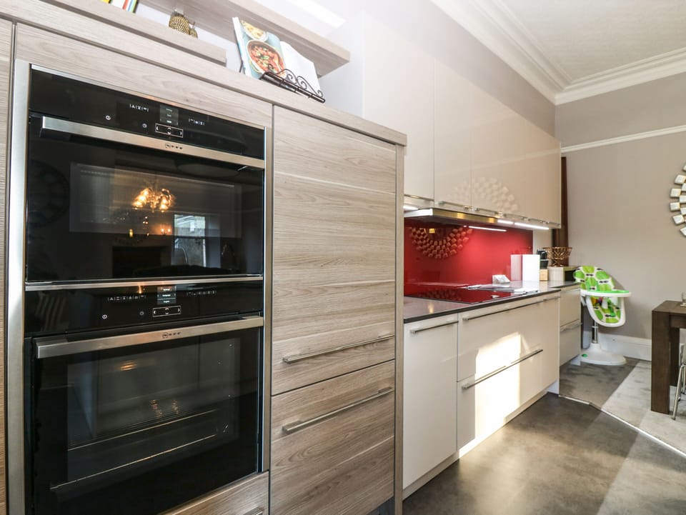 Cottage | Private kitchen | Fridge, dishwasher, electric kettle, toaster