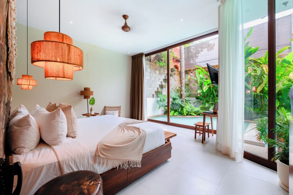 Signature Room, 1 King Bed, Pool Access | Premium bedding, free minibar, in-room safe, individually furnished