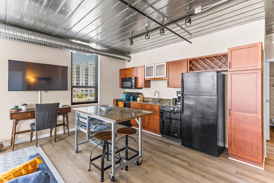 City Apartment | Private kitchen | Full-size fridge, microwave, oven, stovetop