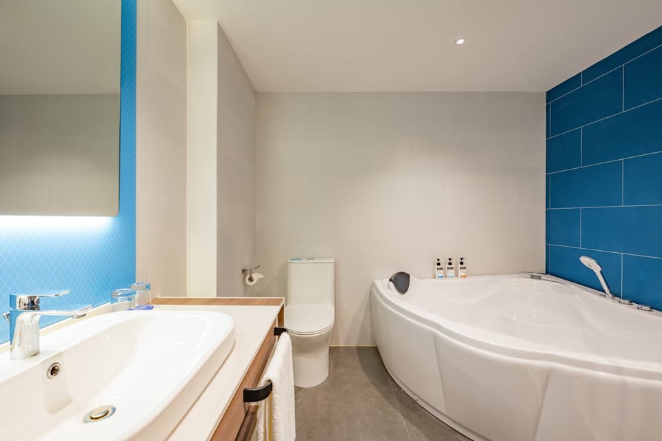 Shower, rainfall showerhead, free toiletries, hair dryer