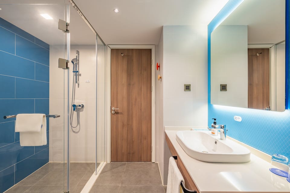 Shower, rainfall showerhead, free toiletries, hair dryer