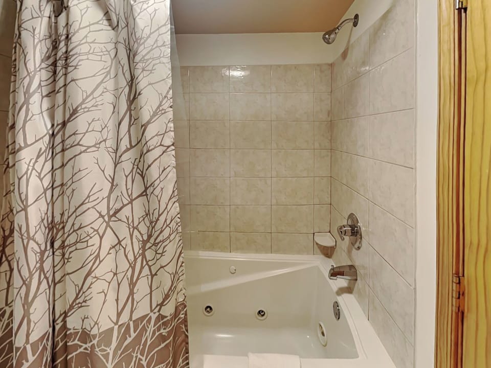 Owl's Retreat by Taylor Made Deep Creek Cottage in Garrett County