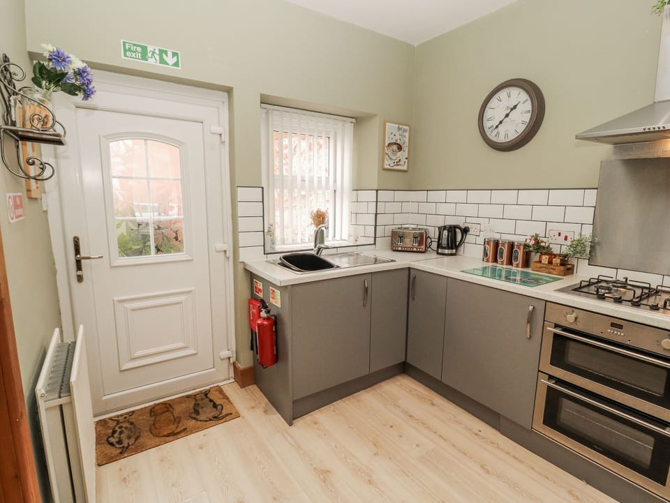 Cottage | Private kitchen | Fridge, electric kettle, toaster, cookware/dishes/utensils