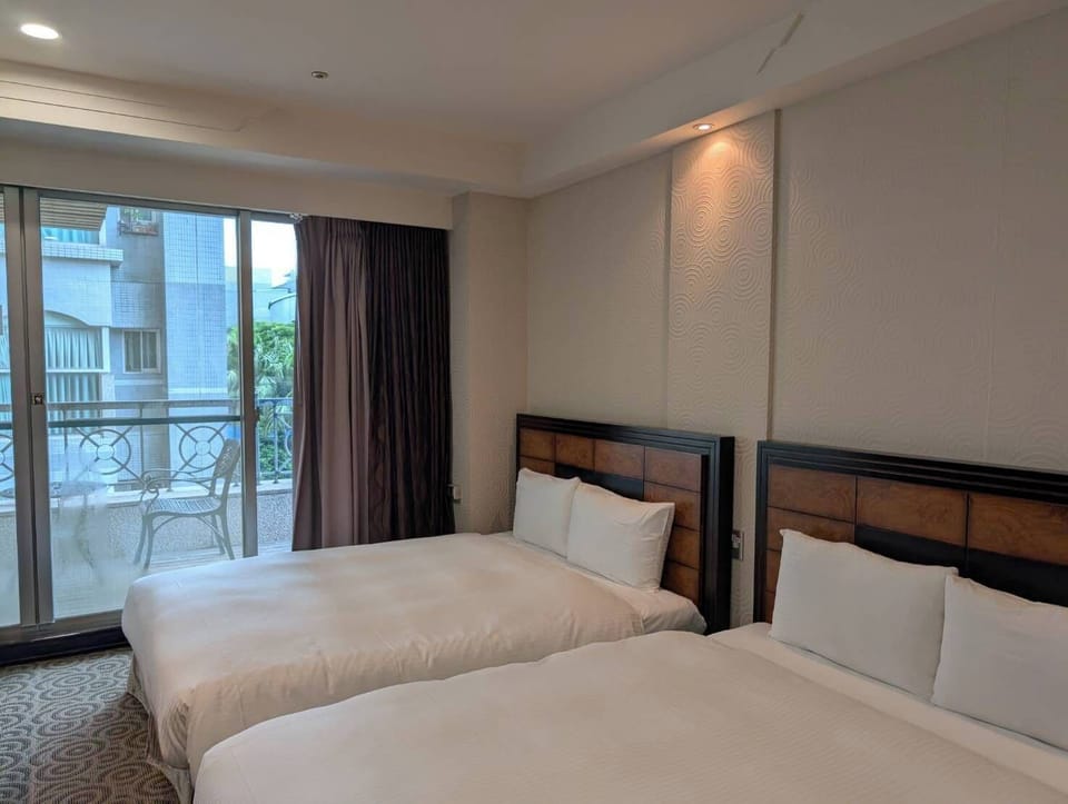 Deluxe Quadruple Room | Minibar, in-room safe, desk, blackout drapes
