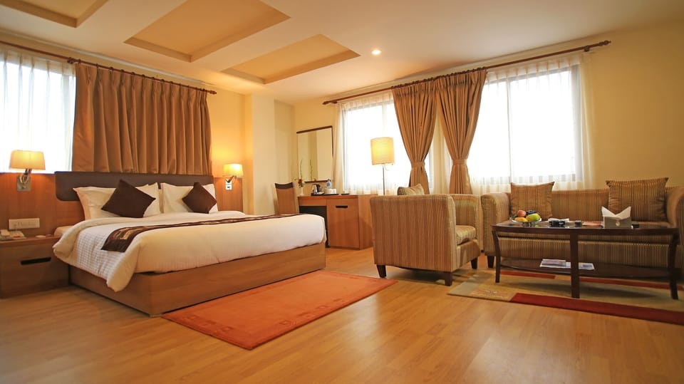 Senior Suite | In-room safe, individually furnished, desk, laptop workspace