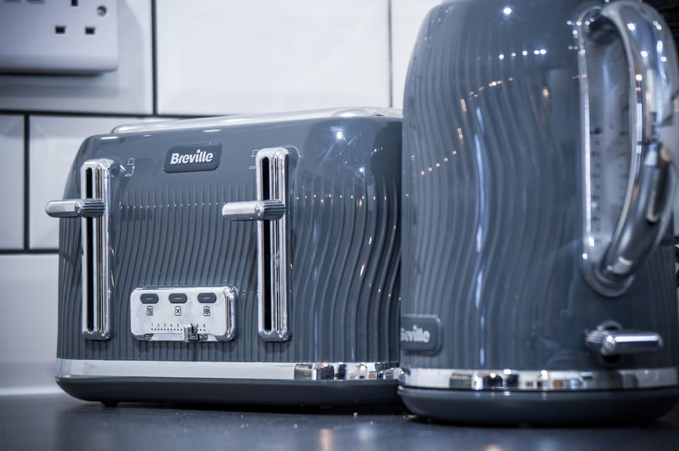 Full-size fridge, microwave, oven, stovetop