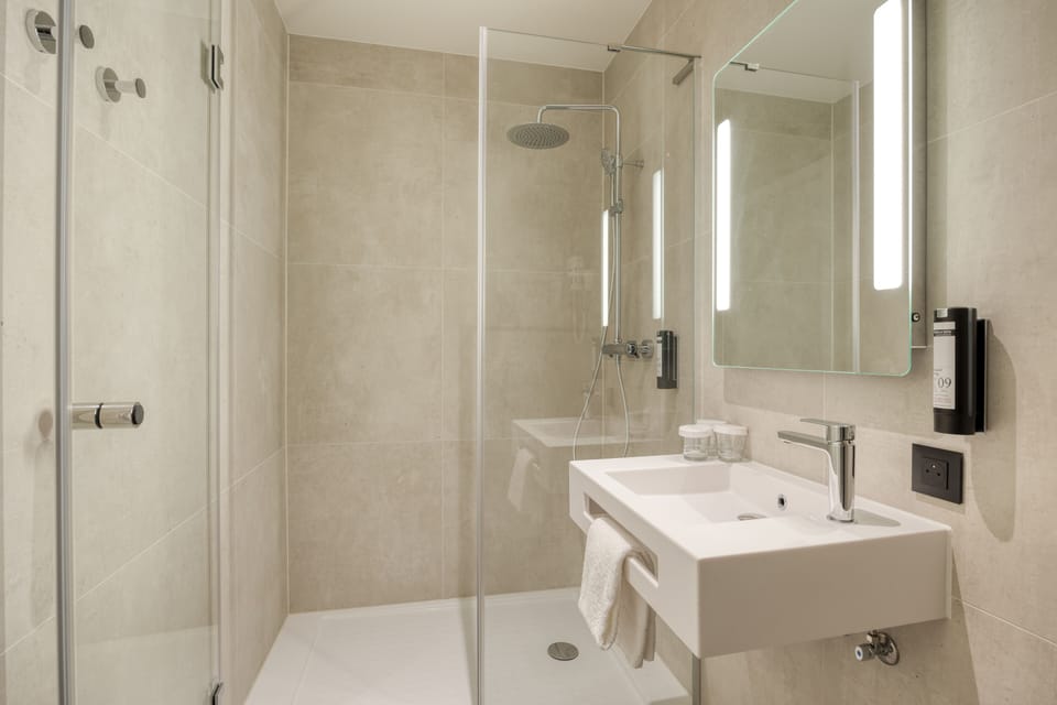 Triple Room | Bathroom | Shower, rainfall showerhead, hair dryer, towels