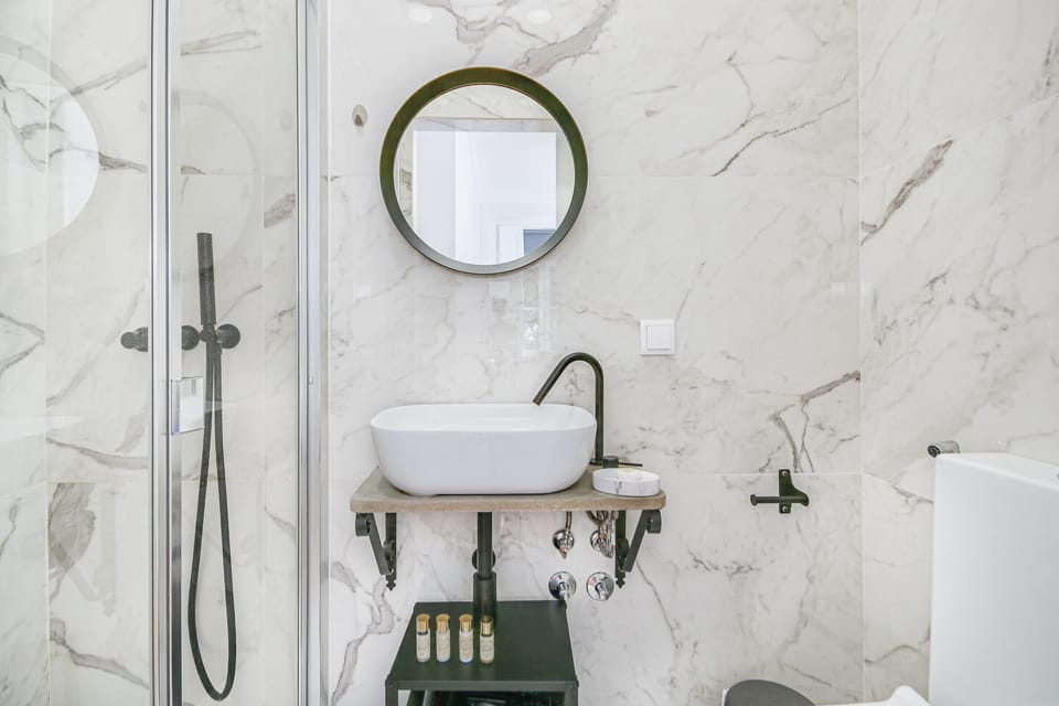 Superior Room, 1 Bedroom, Refrigerator, Garden View | Bathroom | Shower, rainfall showerhead, towels