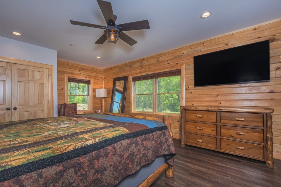 Cj's Mountain Lodge by Taylor Made Deep Creek Cabin in Deep Creek Lake