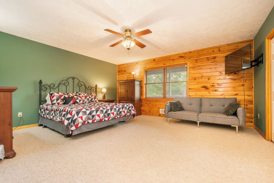 Fore Seasons Getaway by Taylor Made Deep Creek Cabin in McHenry