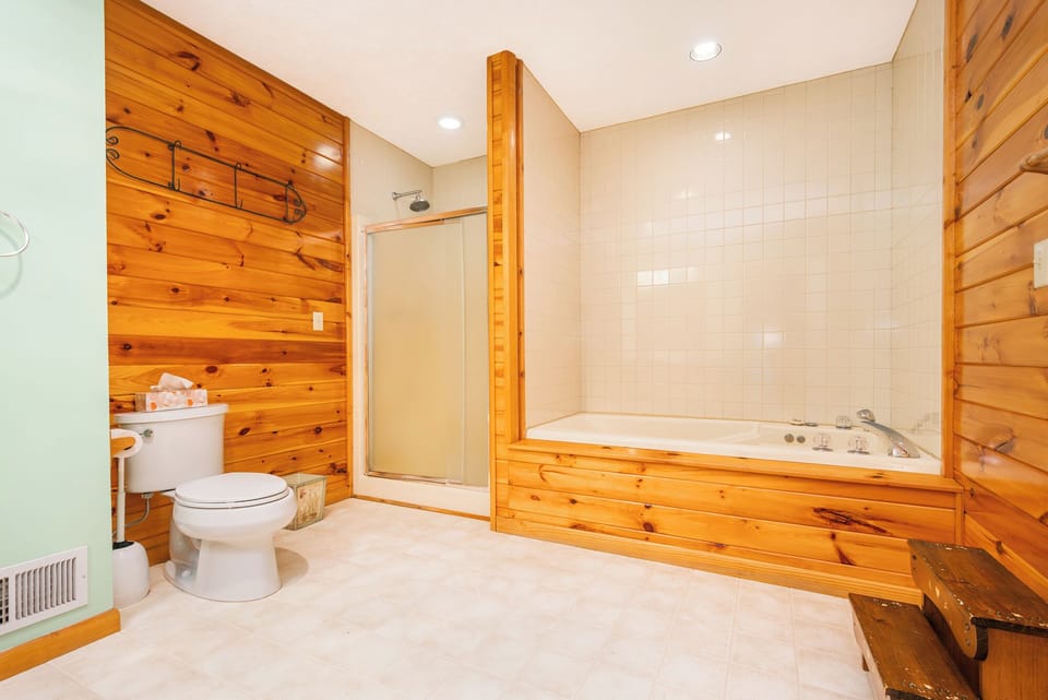 Fore Seasons Getaway by Taylor Made Deep Creek Cabin in McHenry