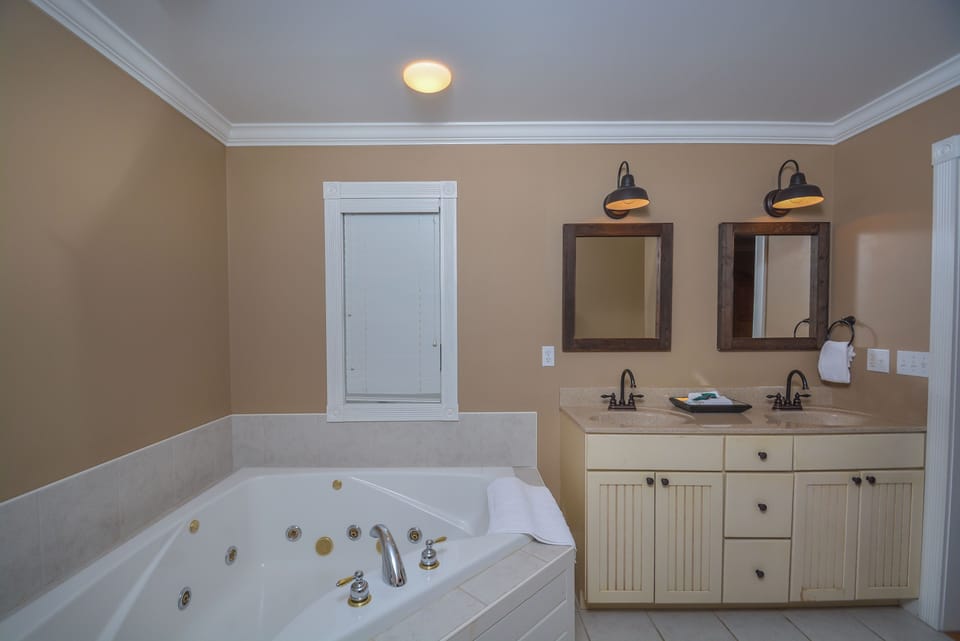 Lakeside Story by Taylor Made Deep Creek Cottage in Deep Creek Lake