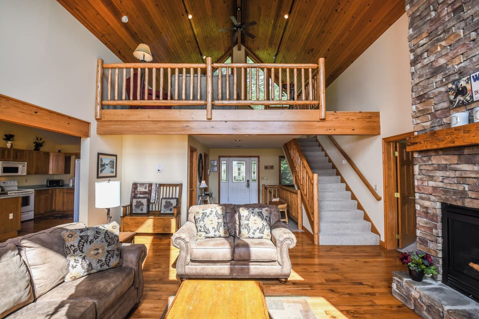 Mountain Top Lodge by Taylor Made Deep Creek Cottage in Deep Creek Lake