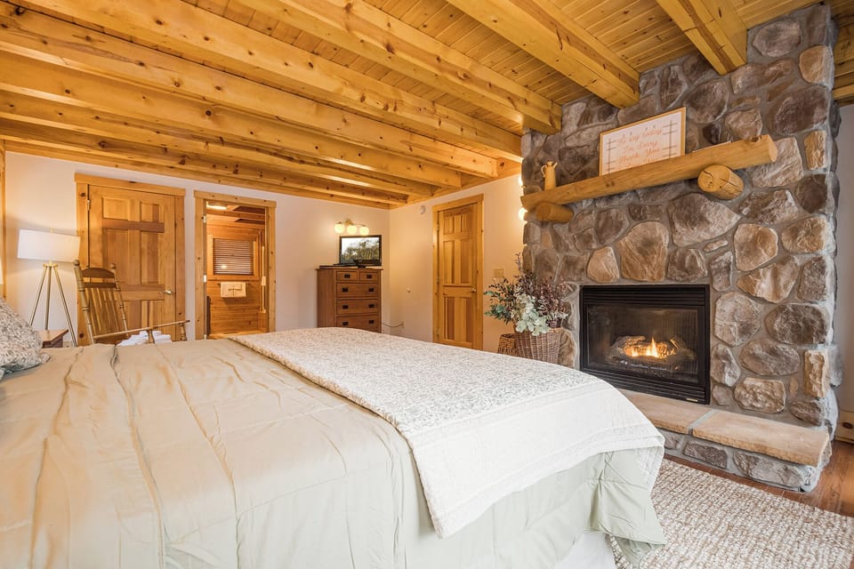 Grand Chestnut Lodge by Taylor Made Deep Creek Cabin in Deep Creek Lake