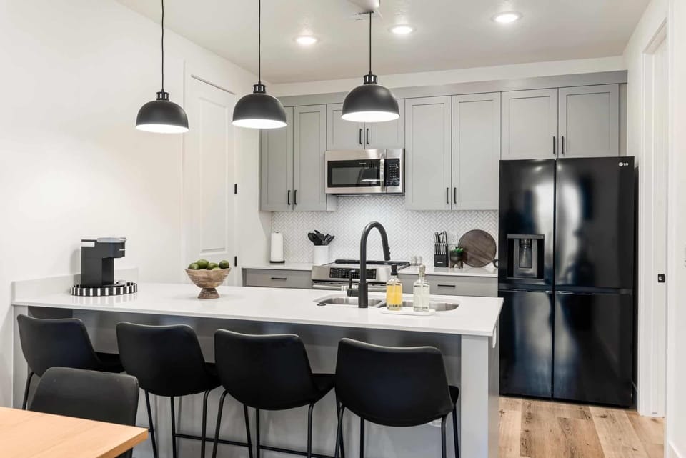 Condo, 3 Bedrooms | Private kitchen | Fridge, oven, coffee/tea maker, toaster