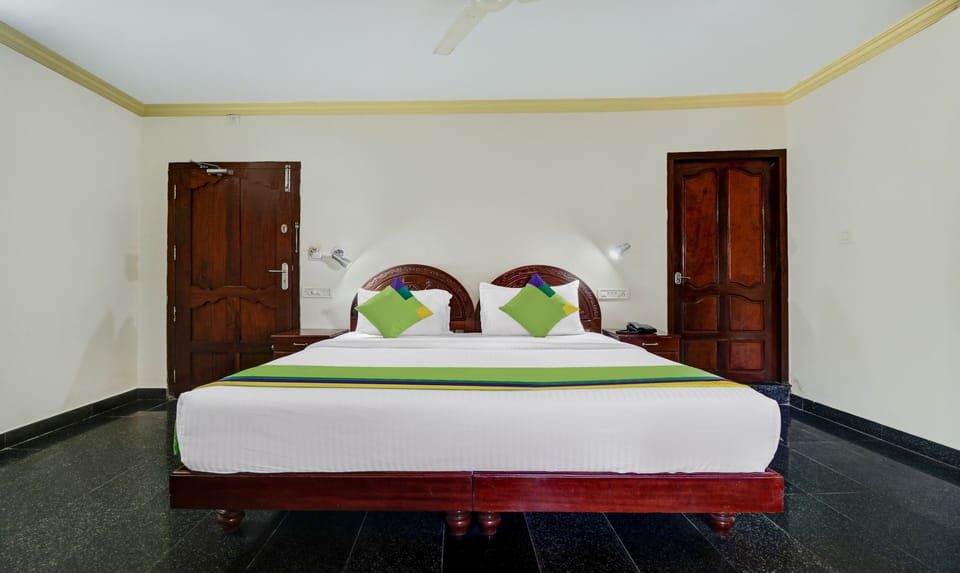 Deluxe Room | Blackout drapes, iron/ironing board, bed sheets