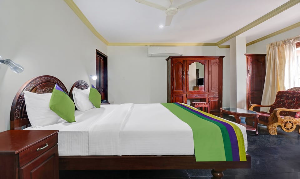 Deluxe Room | Blackout drapes, iron/ironing board, bed sheets