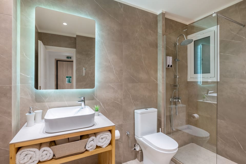 City Studio (24) | Bathroom | Shower, hair dryer, towels, soap