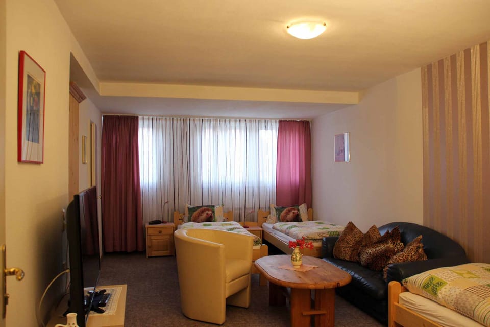 Triple Room | In-room safe, free cribs/infant beds, free WiFi, bed sheets