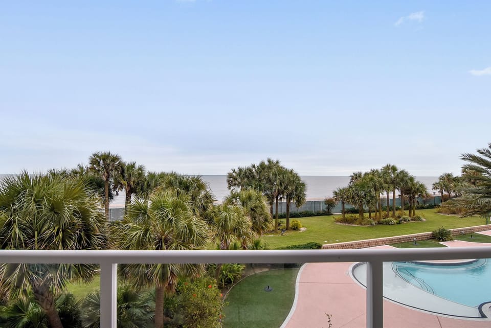 Condo (3 Bedrooms) | Property amenity