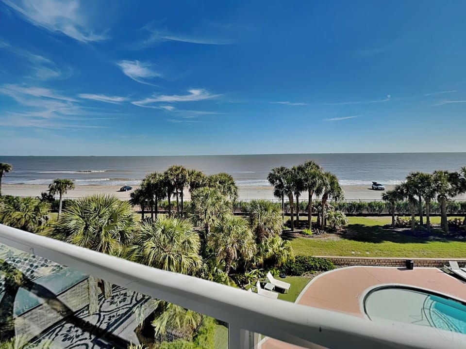 Condo (3 Bedrooms) | Property amenity