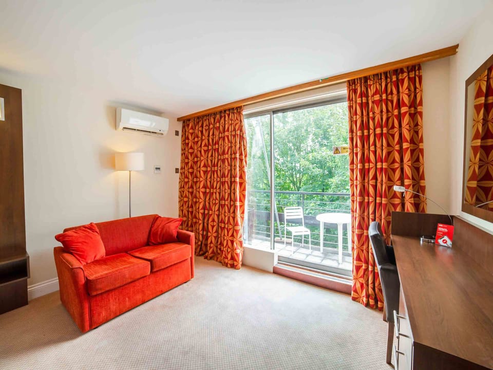 Family Room | 1 bedroom, desk, iron/ironing board, WiFi (free)