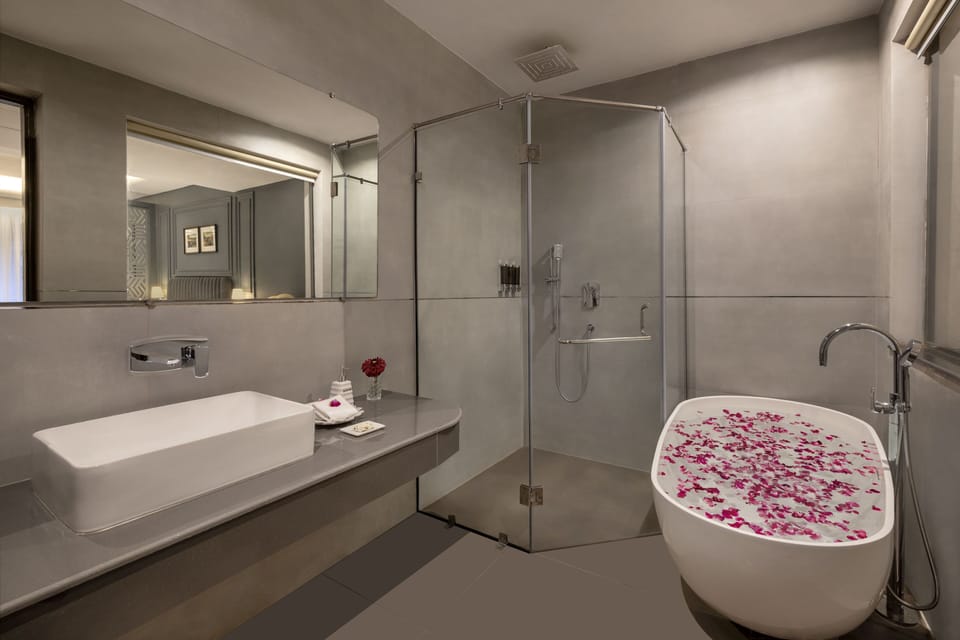 Club Room with Private Balcony | Bathroom | Shower, eco-friendly toiletries, hair dryer, bathrobes