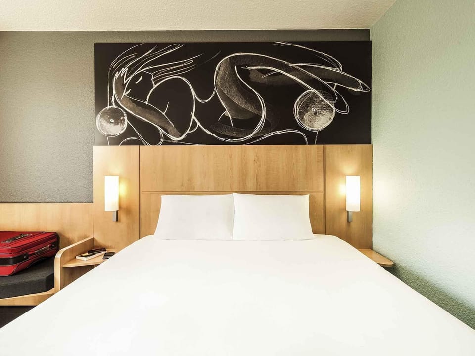 Standard Room, 1 Double Bed | In-room safe, desk, soundproofing, iron/ironing board