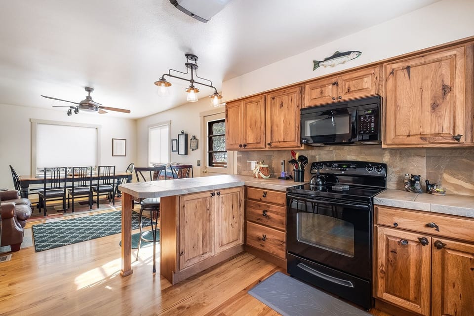 House, 5 Bedrooms | Private kitchen | Coffee/tea maker, fridge, oven, stovetop