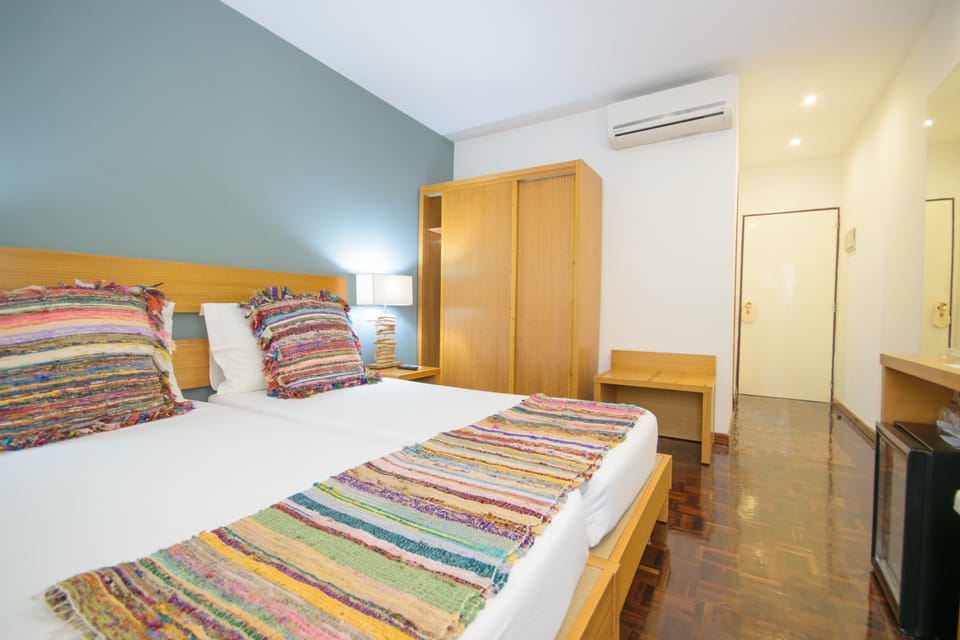 Minibar, in-room safe, desk, WiFi (free)