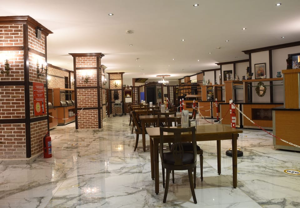 2 restaurants; breakfast, lunch, and dinner served