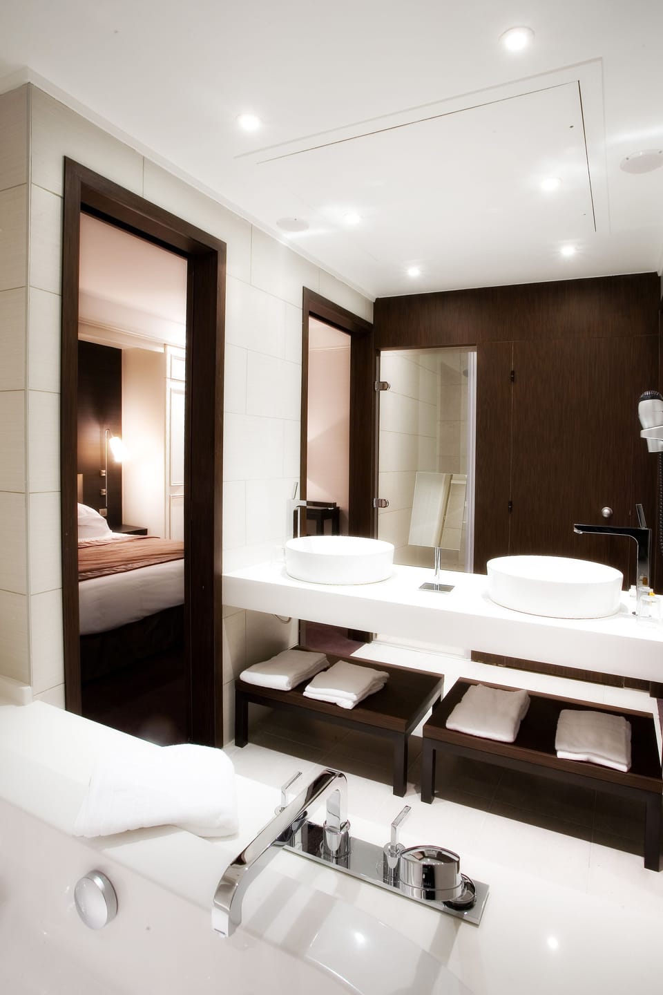Suite | Bathroom | Combined shower/tub, designer toiletries, hair dryer, towels