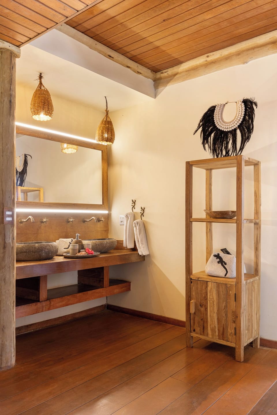 Bangalô Deluxe Superior | Bathroom | Shower, eco-friendly toiletries, hair dryer, bathrobes