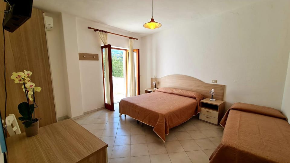 Triple Room | Minibar, free WiFi