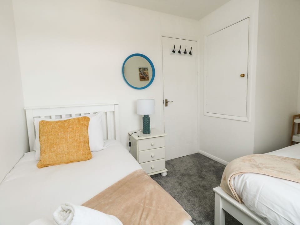 Cottage | 2 bedrooms, individually decorated, individually furnished