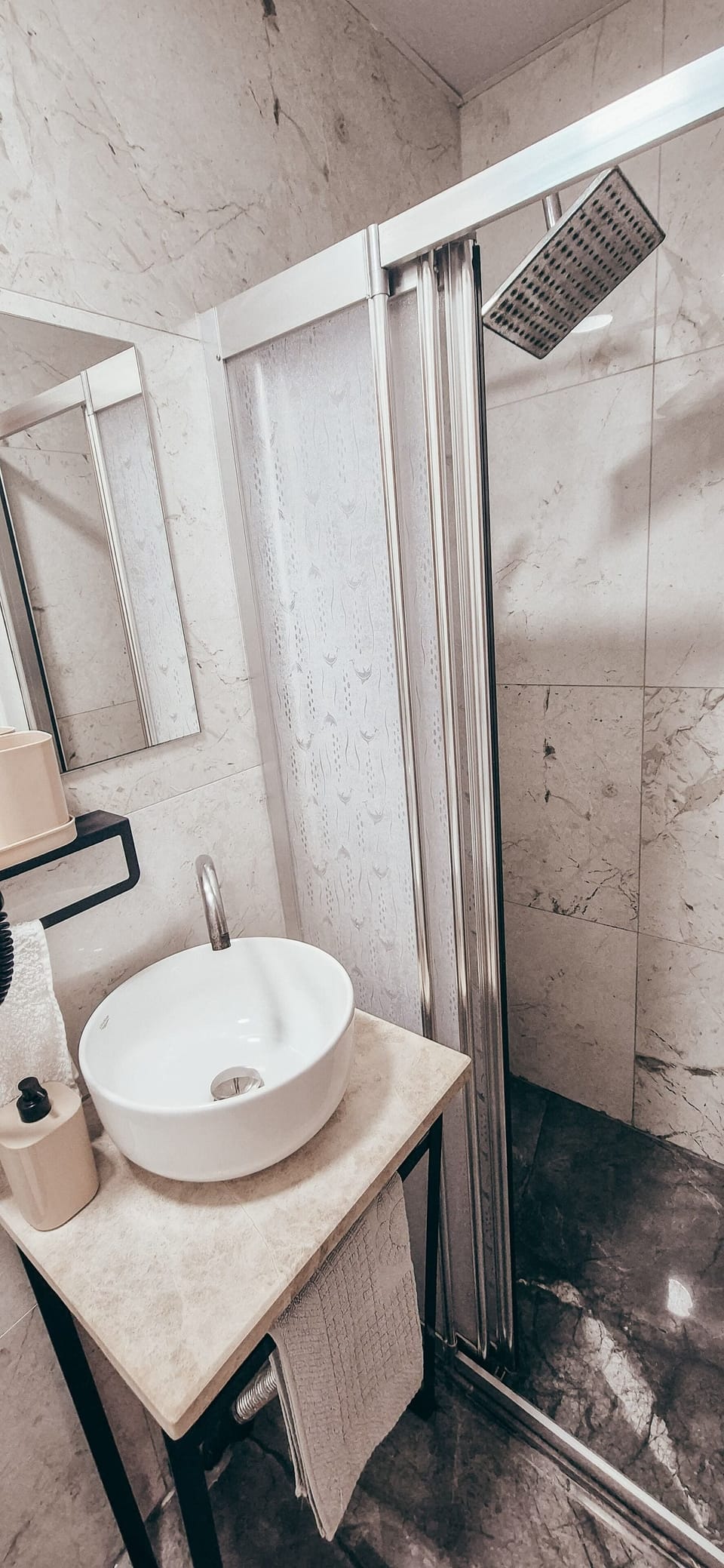 Standard Room | Bathroom | Shower, hair dryer, slippers, towels