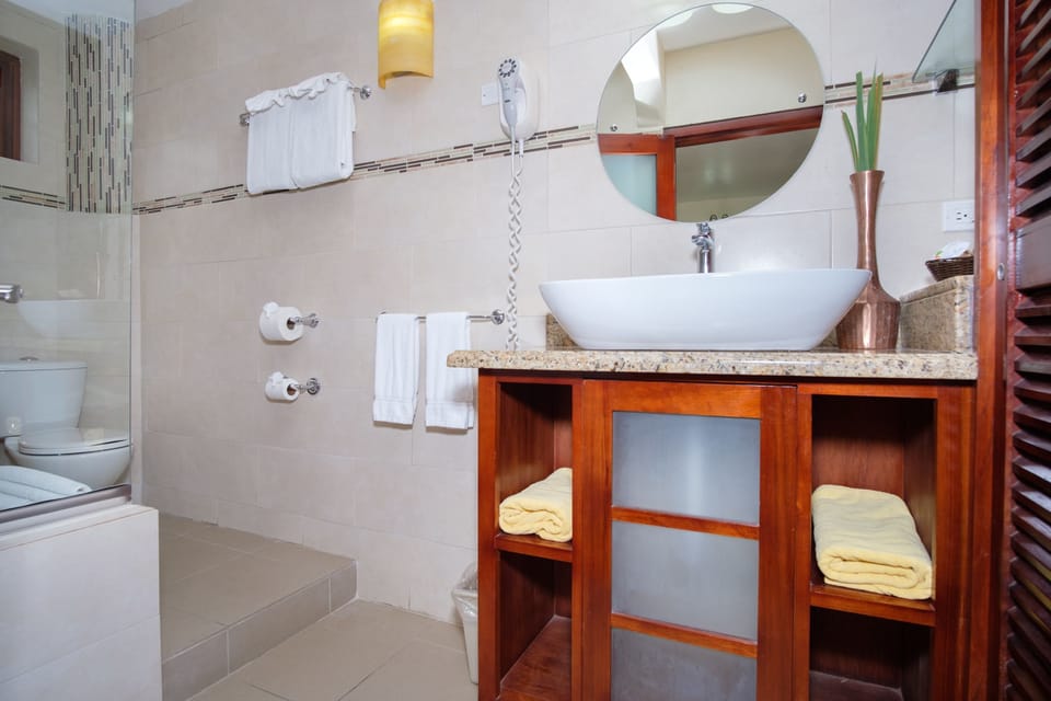 Junior Deluxe Suite (Ocean View) | Bathroom | Deep soaking tub, free toiletries, towels