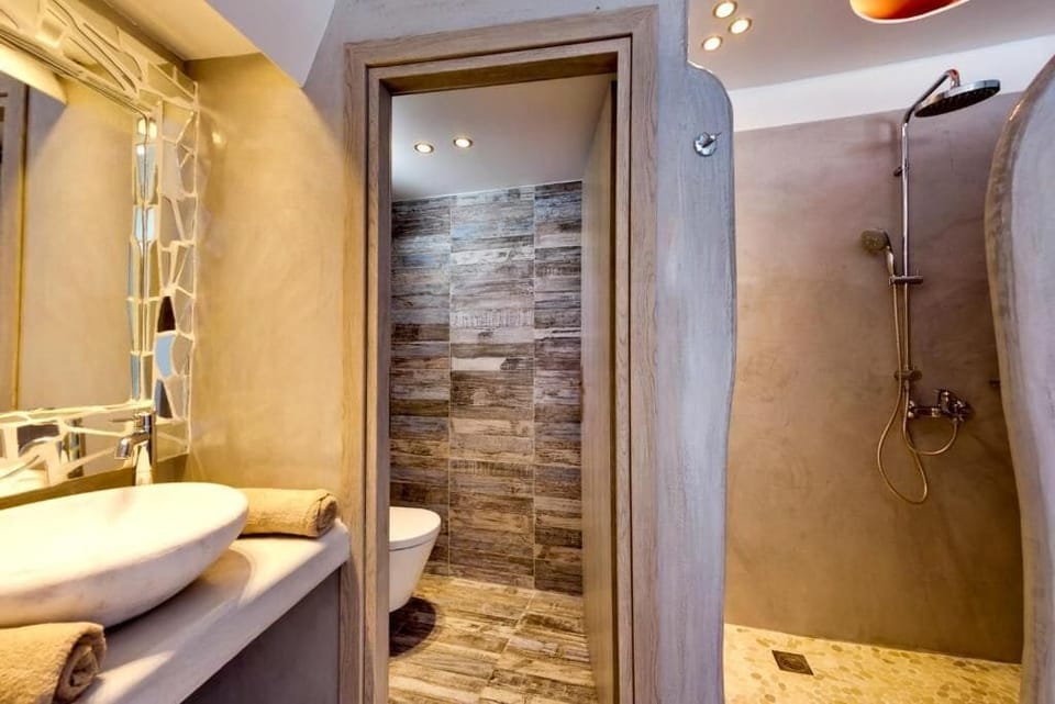 Grand Suite, Jetted Tub, Sea View | Bathroom | Shower, free toiletries, hair dryer, bathrobes