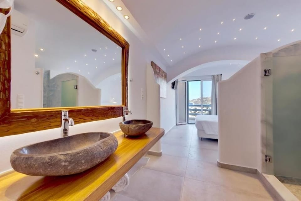 Grand Suite, Jetted Tub, Sea View | Bathroom | Shower, free toiletries, hair dryer, bathrobes